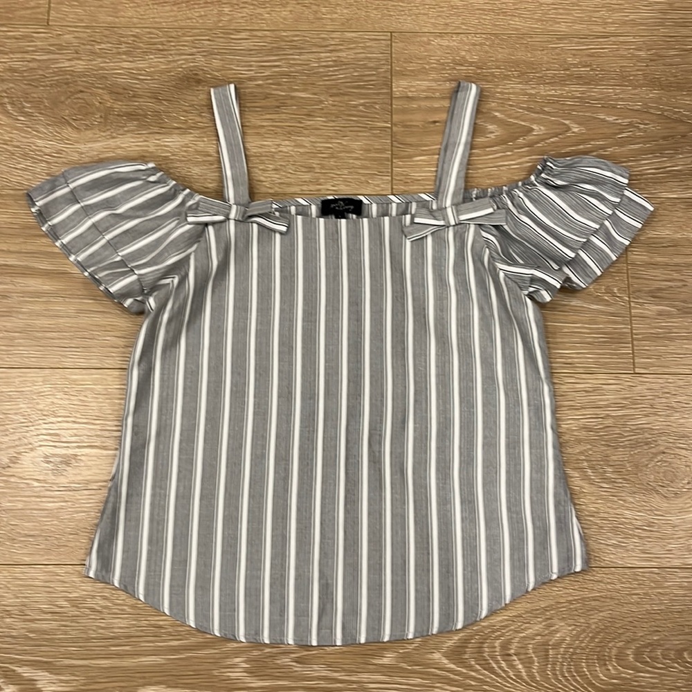 Milk & Honey Off-the-shoulder Grey/White Striped Shirt - Size: S